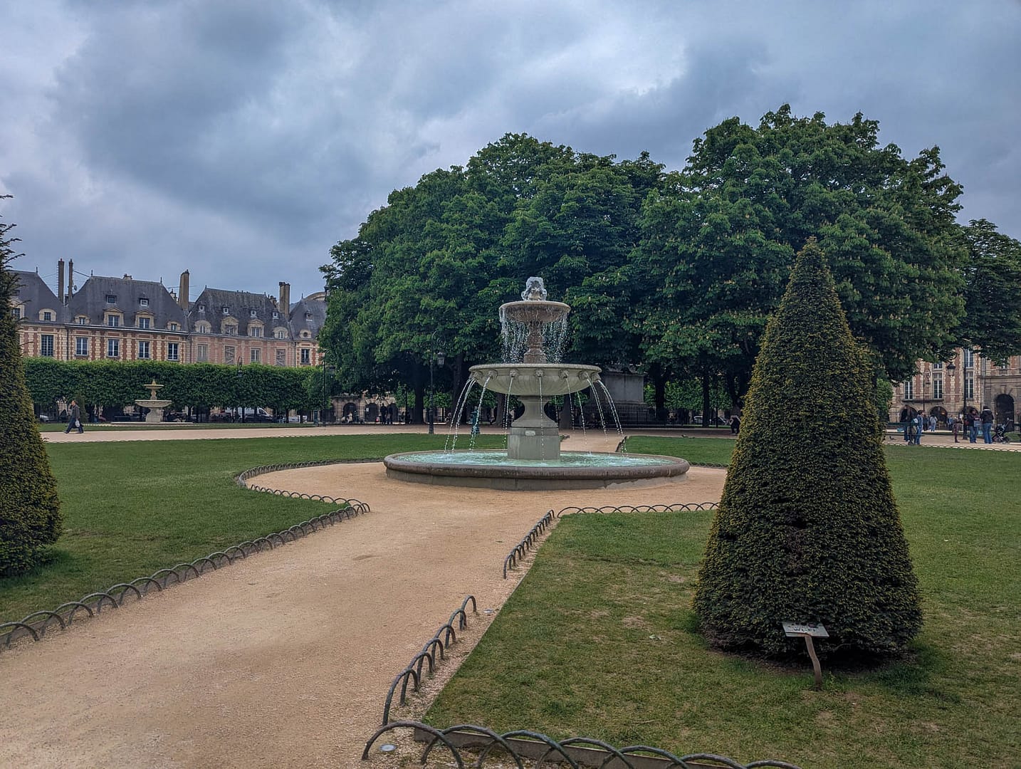 fountain at Place de Vosges