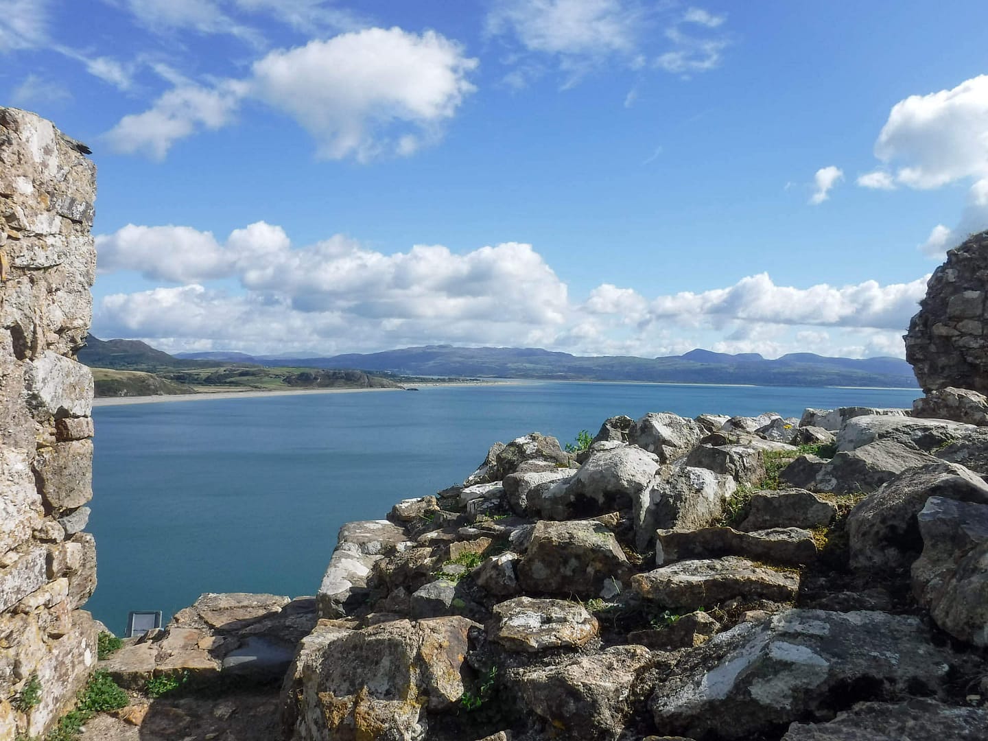 Criccieth-01 rocks with coast in background