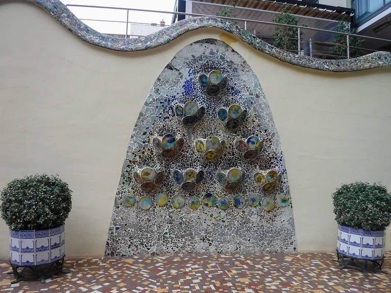 tile pots on wall