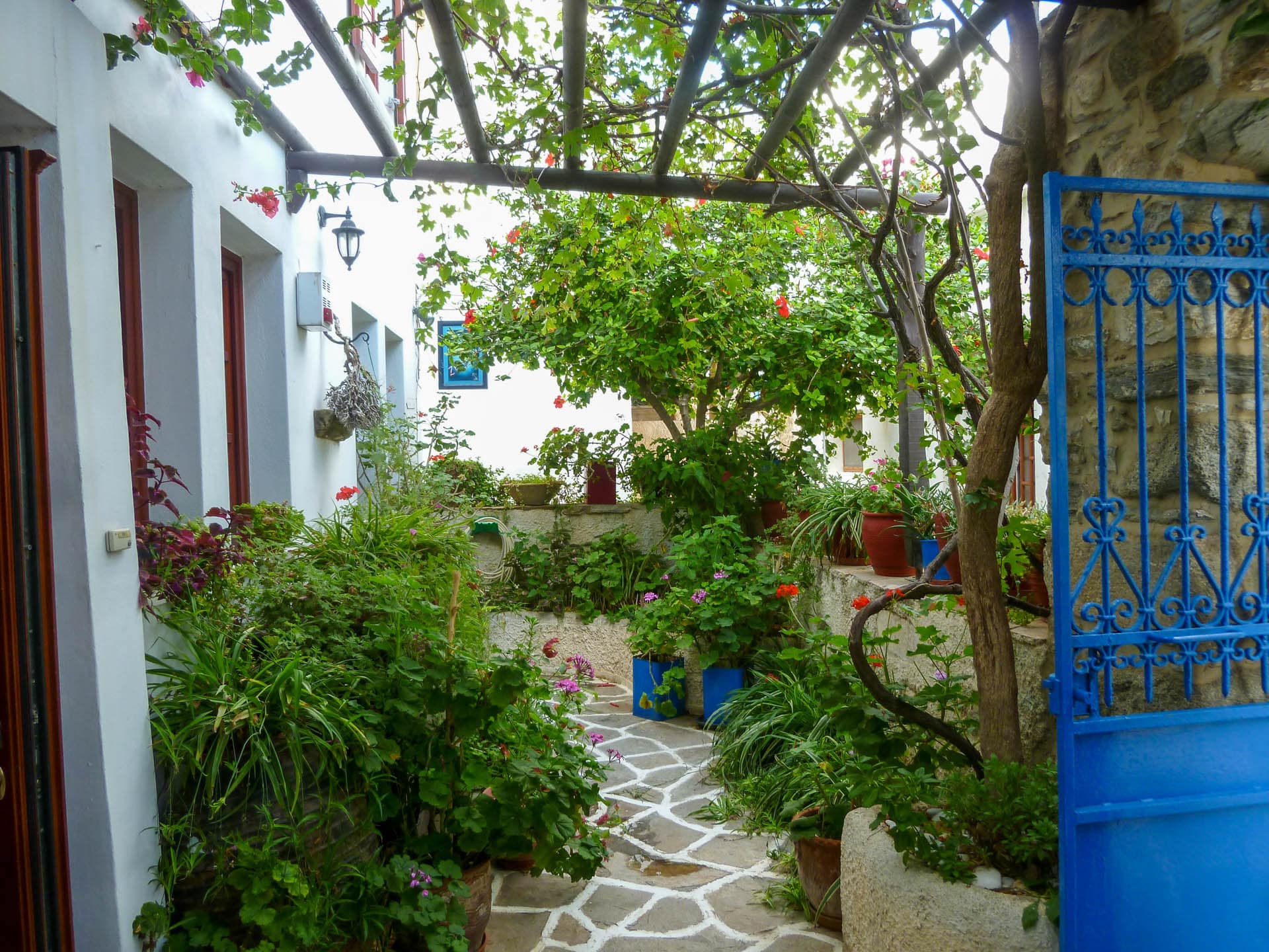 Front entrance to the hotel.
