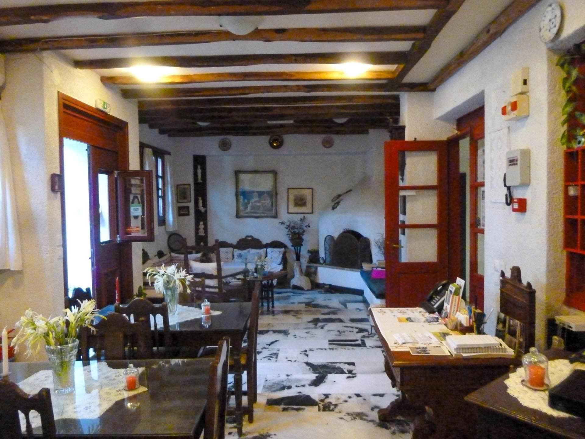 Breakfast and sitting room.