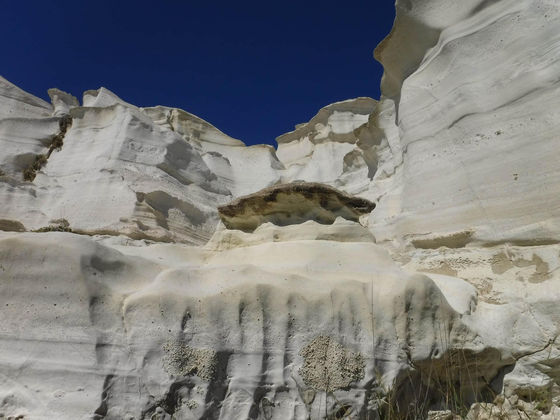 Sarakiniko cliff texture