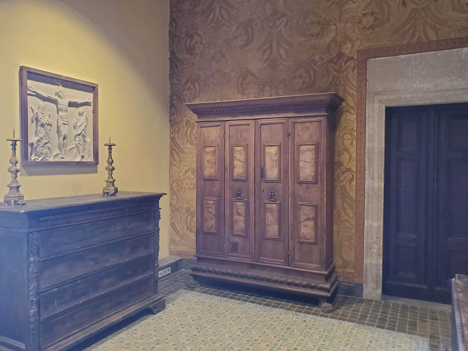 smaller palace room