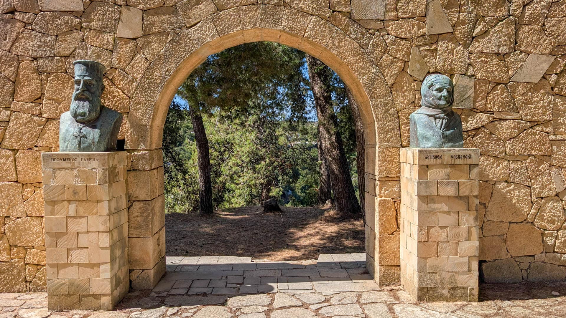 arch with busts